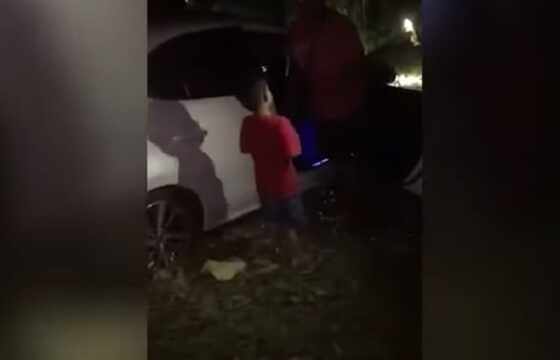 Bambino di sei anni ruba l'auto