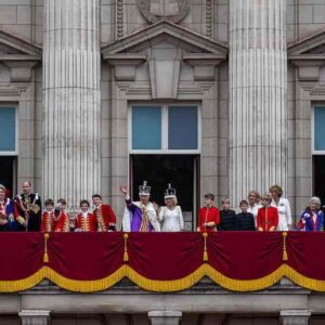 Re Carlo III d'Inghilterra, quanto resterà sul trono? chi era sul balcone? 4 miliardi di persone hanno seguito in tv la sua incoronazione