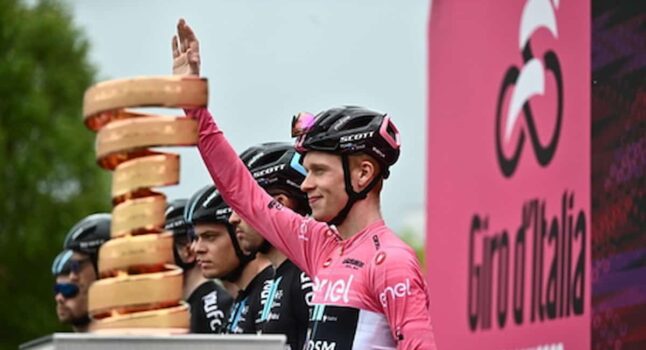 Giro d'Italia, vittoria della vita del trentino Davide Bais, primo sul Gran Sasso, Leknessund sempre in rosa