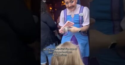 Disneyland, la principessa del negozio per bambine è un uomo (con i baffi)