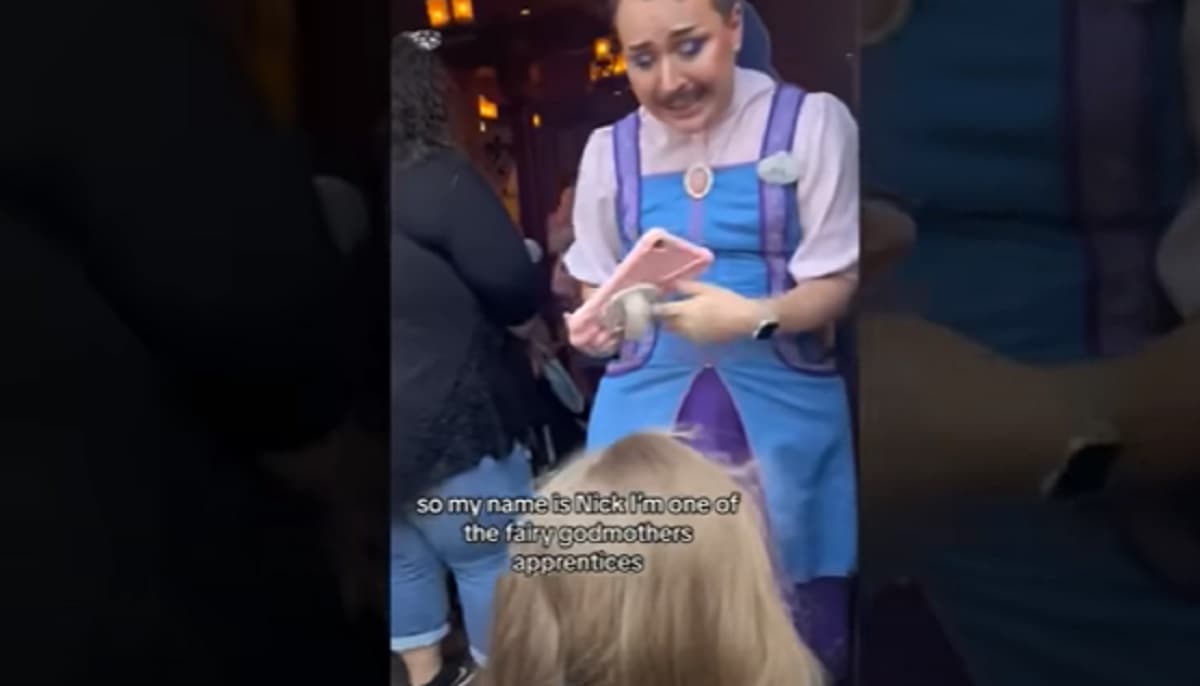 Disneyland, la principessa del negozio per bambine è un uomo (con i baffi). Le polemiche sui social