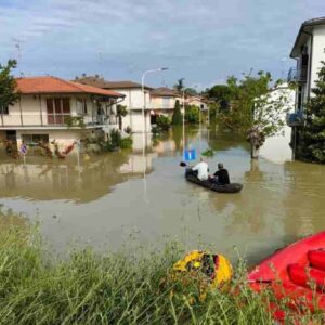 Alluvione Emilia Romagna, cittadini in canoa tra le case di Faenza per prestare soccorso FOTO