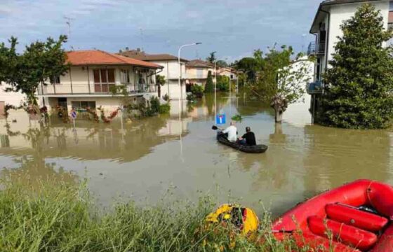 Alluvione Emilia Romagna, cittadini in canoa tra le case di Faenza per prestare soccorso FOTO
