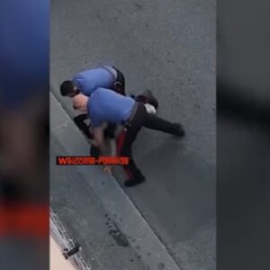 Livorno, carabiniere dà calcio in faccia a un giovane fermato a terra da un collega VIDEO