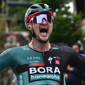 Giro d’Italia, il tedesco Nico Denz vince in volata a Cassano Masnago (Varese), Armirail nuova maglia rosa