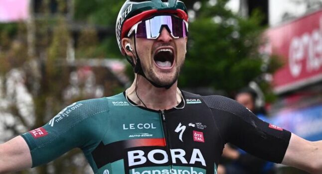 Giro d’Italia, il tedesco Nico Denz vince in volata a Cassano Masnago (Varese), Armirail nuova maglia rosa