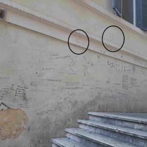 Svastiche e scritte a pochi metri da Piazza di Spagna: quello che i turisti non vedono