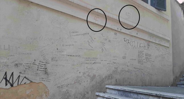 Svastiche e scritte a pochi metri da Piazza di Spagna: quello che i turisti non vedono