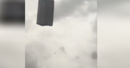 Turchia, divano vola via da un grattacielo a causa del forte vento