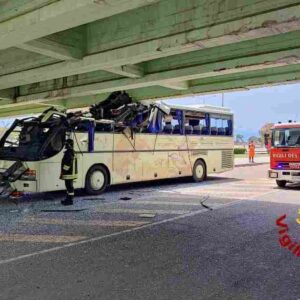 Prende male le misure del sottopasso: autobus "decapitato" dal cavalcavia a Cagliari