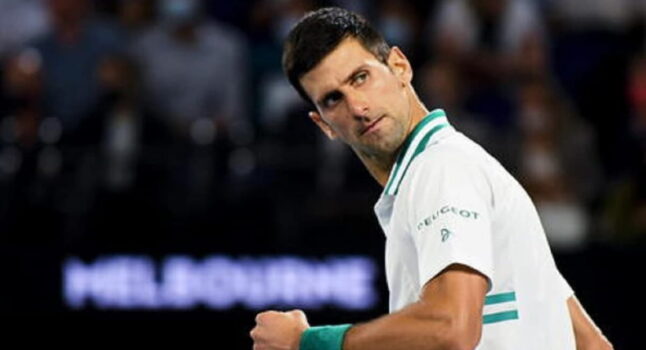 Tennis stellare al Roland Garros: Djokovic batte Alcaraz bloccato dai crampi e conquista la finale a 36 anni