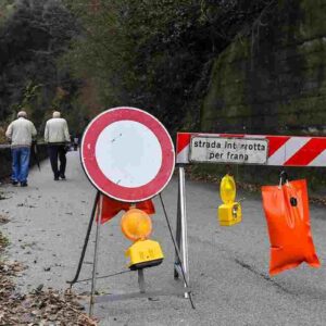 Frana sulla provinciale 548 in Liguria: ferito un anziano, accesso a Badalucco sbarrato