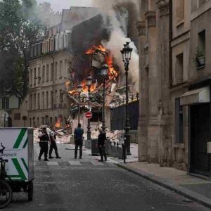 Incendio ed esplosione a Parigi, crolla un palazzo in centro: 16 feriti, 7 gravi, altri sotto le macerie