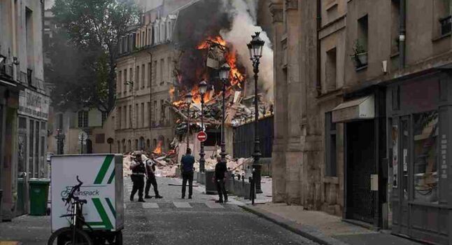 Incendio ed esplosione a Parigi, crolla un palazzo in centro: 16 feriti, 7 gravi, altri sotto le macerie