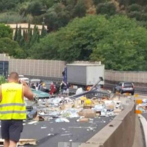 Incidente in A21, Tir perde il carico: traffico bloccato e code da Piacenza Ovest