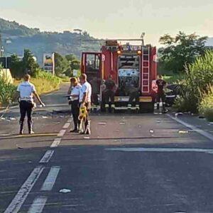 Sfugge all'alt dei carabinieri e si schianta contro un'altra auto: 2 morti e 3 feriti