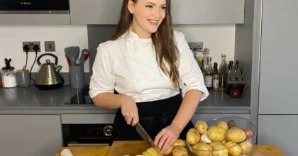 Patate alla americana, o jacket potato: una chef rivela un facile trucco per ottenere una pelle "super croccante"