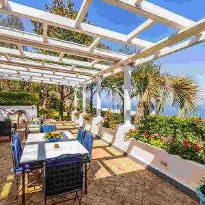 Villa di Christian de Sica a Capri venduta a un prezzo da capogiro: giardino, Spa e terrazze panoramiche 01