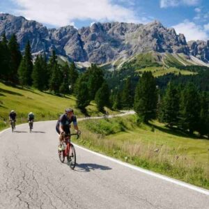 Granfondo delle Dolomiti. Maratona show, cicloamatori di 74 Paesi, domenica 2 luglio, diretta su Rai2 dalle 6,15