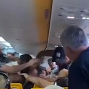La furiosa lite a bordo di un aereo Ryanair VIDEO