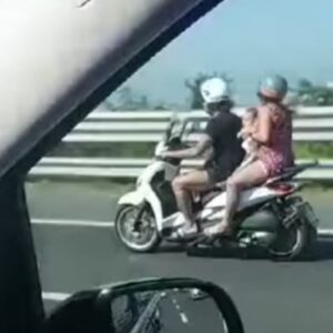 neonato scooter in autostrada
