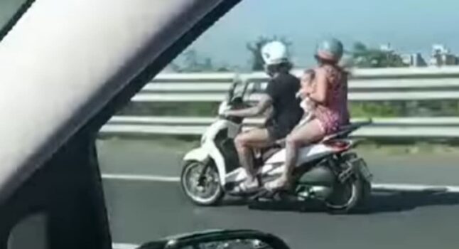 neonato scooter in autostrada