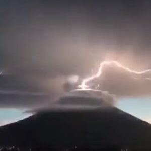 vulcano fulmini guatemala