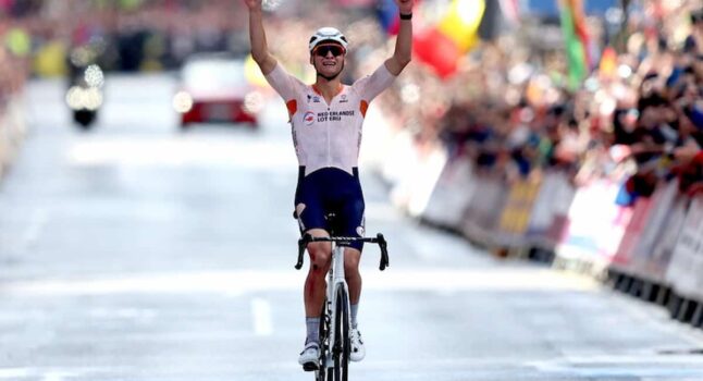 Mondiali di ciclismo su strada, l’olandese Mathieu Van der Poel è campione del mondo con una impresa d’altri tempi
