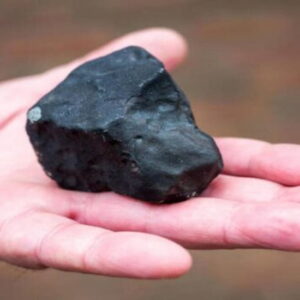 Meteorite o sasso da un teppista? una donna in Francia colpita da un frammento misterioso mentre beveva un caffè