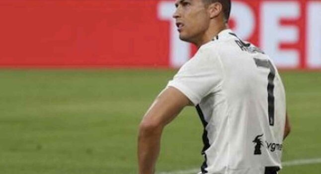 Ronaldo e la Croce, i milioni arabi valgono divieto di ringraziare Dio per un rigore azzeccato? Follie del calcio dove domina il dio denaro