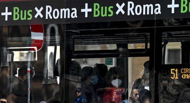 Abbonamento al trasporto pubblico di Roma, foto Ansa
