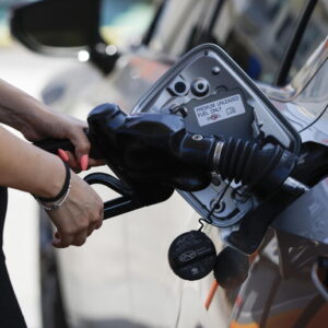 Prezzo benzina sale ancora, 1,997 euro al litro: +228 euro all'anno a famiglia