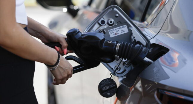 Prezzo benzina sale ancora, 1,997 euro al litro: +228 euro all'anno a famiglia