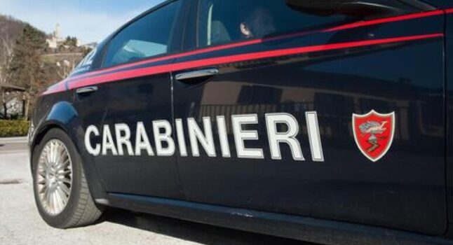 Barista palpeggiata da cliente: carabinieri intervengono e la salvano
