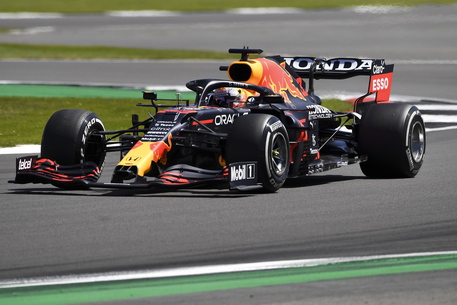 Formula 1, Verstappen vince anche a Monza davanti al compagno Perez, decima vittoria consecutiva Ferrari sul podio con Sainz, Leclerc quarto.