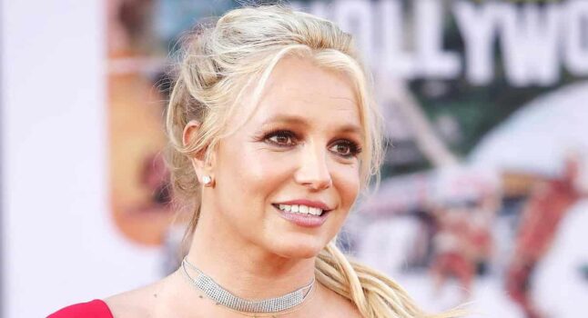 Britney Spears racconta in un libro di memorie il tormento della sua vita sotto tutela dopo la testa rapata a zero: "Stavo perdendo pezzi".