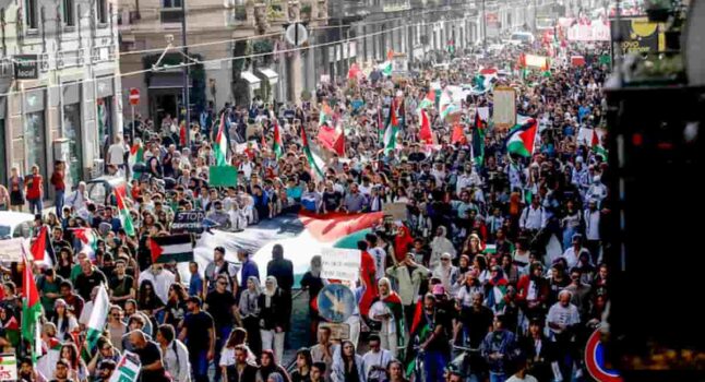 Palestina libera, Morte ad Israele: nei cortei in Italia gli slogan ignorano Hamas, Schlein è ambigua, Giuseppe Conte fa il furbetto, sinistra ancora una volta divisa