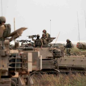 militari israeliani invadono gaza