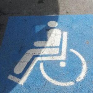 parcheggiano spazio riservato disabili