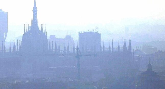città più inquinate in italia, nella foto smog su milano