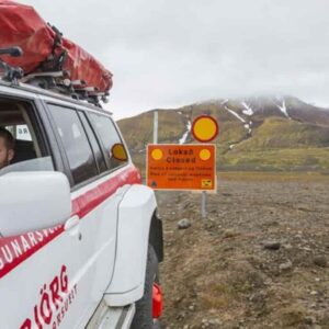 Islanda, Grindavík evacuata per paura dell'eruzione del vulcano: dalle strade esce fumo. Foto Ansa