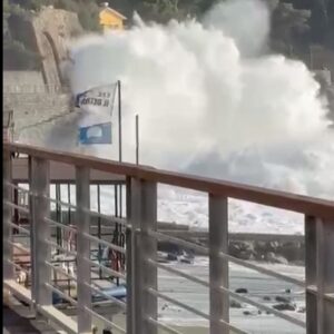 Bonassola, ancora vento forte in Liguria: le onde sfiorano le case VIDEO