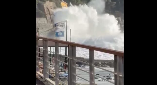 Bonassola, ancora vento forte in Liguria: le onde sfiorano le case VIDEO