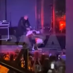 Xolidayboy, il cantante russo Ivan Minay sviene sul palco dopo la chiamata militare VIDEO