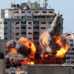 Gaza, Reuters informa: gli aerei da combattimento israeliani hanno colpito 450 obiettivi di Hamas e hanno ucciso dozzine di persone.