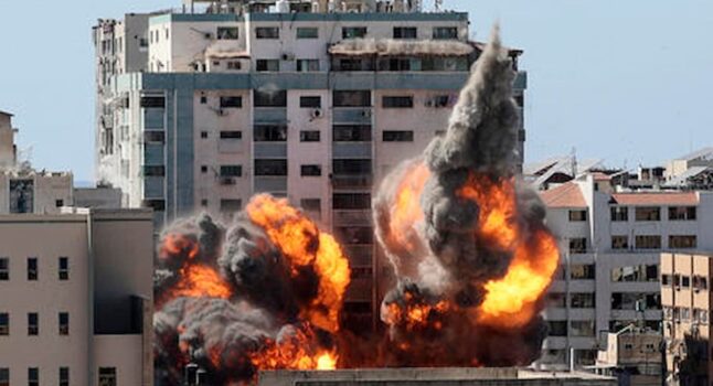 Gaza, Reuters informa: gli aerei da combattimento israeliani hanno colpito 450 obiettivi di Hamas e hanno ucciso dozzine di persone.