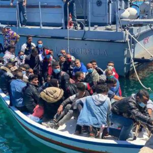 Migranti in albania, una giudice a Roma vuole il voto del Parlamento. collisione fra diritto e interesse nazionale, ma Lampedusa esplode