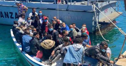 Migranti in albania, una giudice a Roma vuole il voto del Parlamento. collisione fra diritto e interesse nazionale, ma Lampedusa esplode