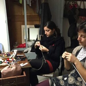 Lavorare a maglia, foto Ansa