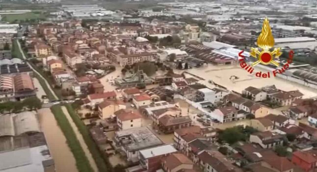 Alluvione in Toscana, le immagini di Prato dall'alto girate dall'elicottero dei Vigili del Fuoco VIDEO